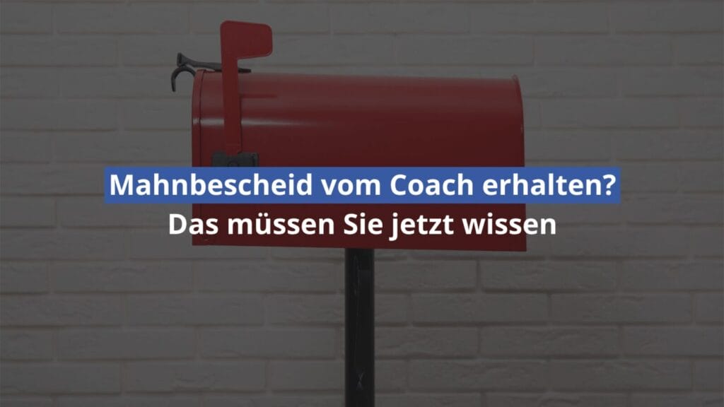 Roter Briefkasten vor Ziegelwand