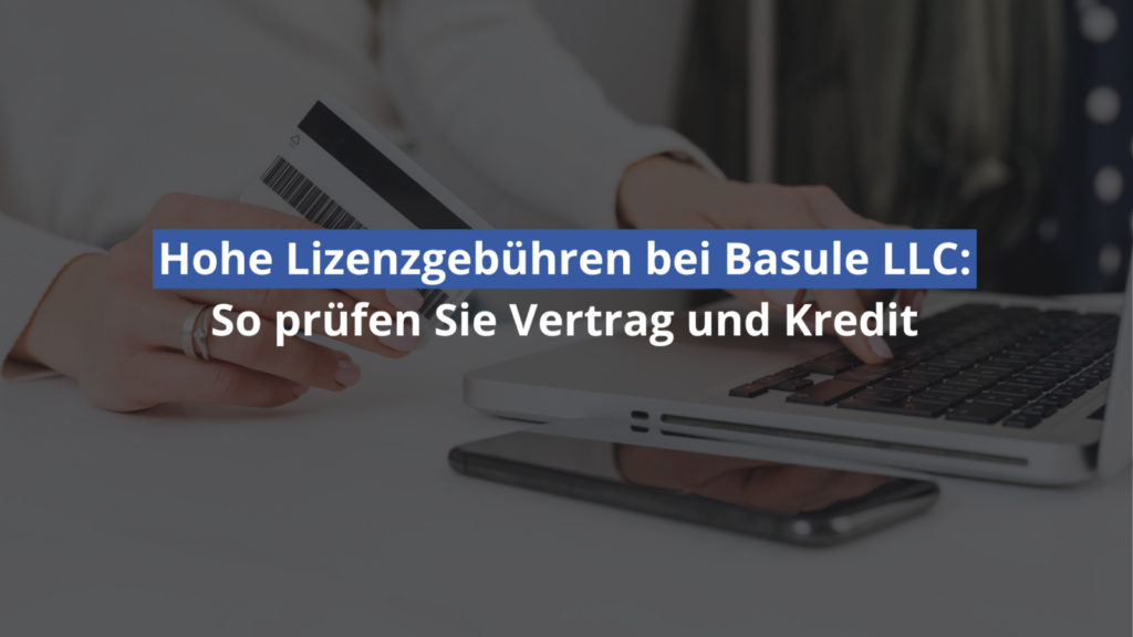 Person prüft Kreditkarte und Vertrag am Laptop